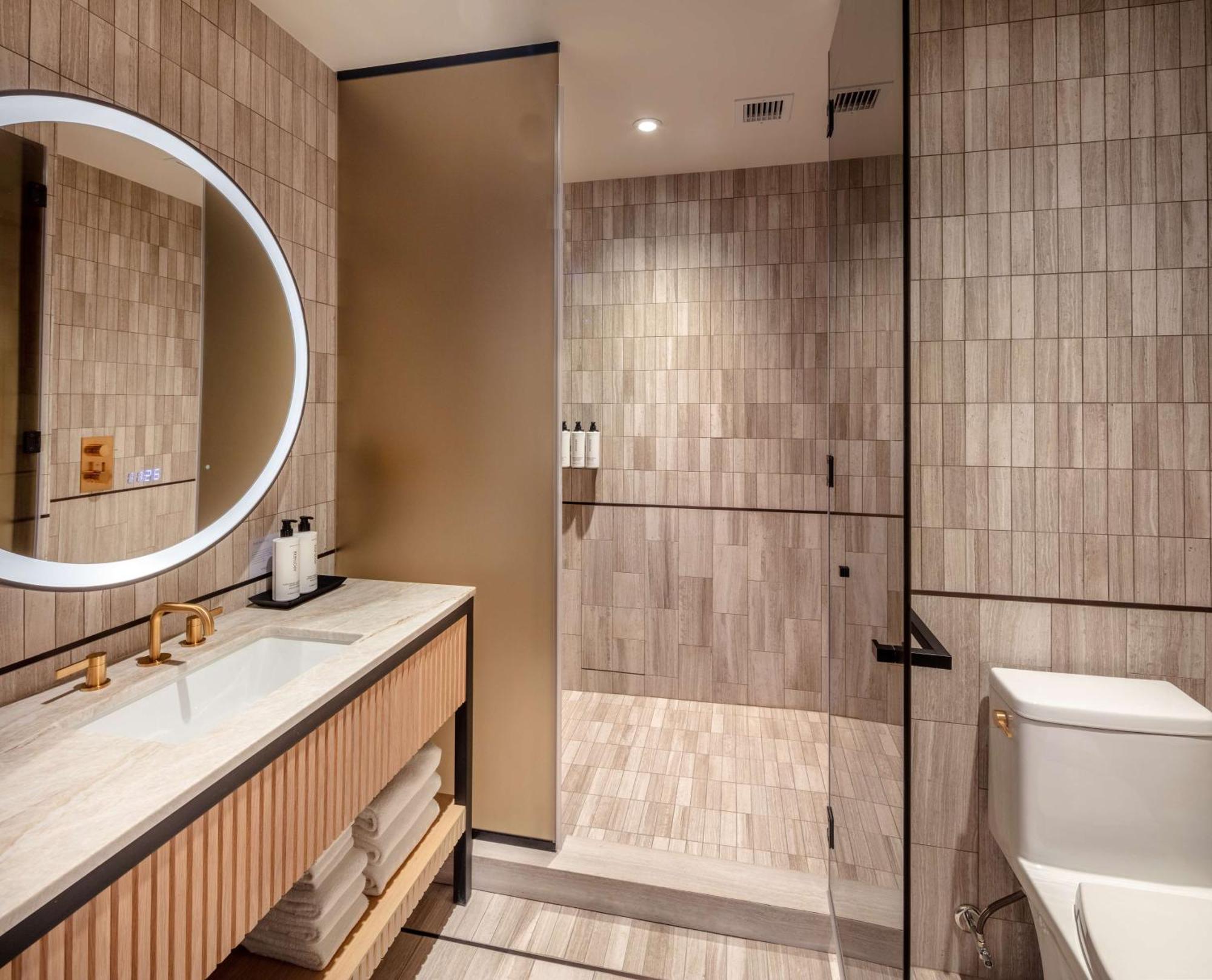 Panoramic Corner King Suite with Square View